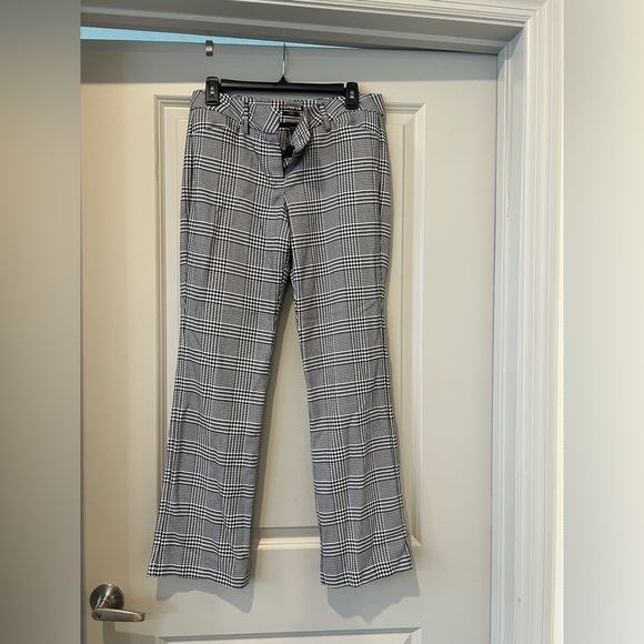 Express pants size 6r Back pockets. Worn maybe twice,perfect condition - Picture 1 of 3